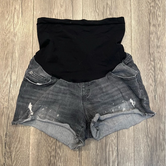 SOLD Bundle of Maternity Shorts - Picture 2 of 6